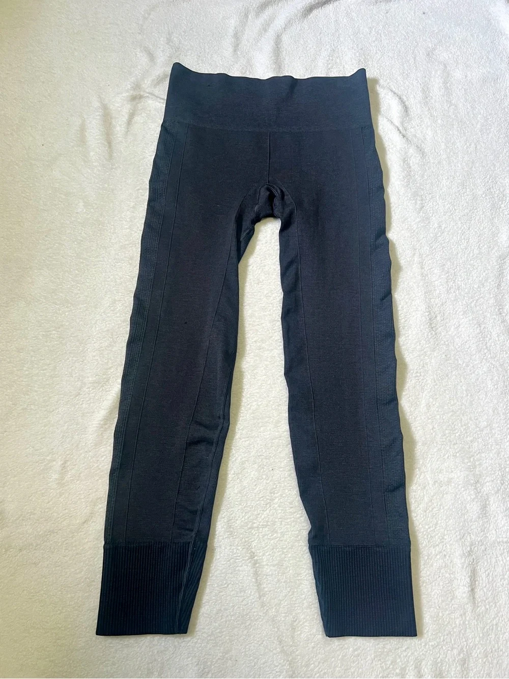 Lululemon Athletica Ebb to Street Seamless Charcoal Leggings - Size 6 (26